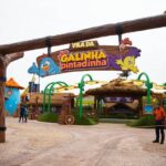 Entrada da Vila da Galinha Pintadinha no Beto Carrero World, com fachada colorida e personagens