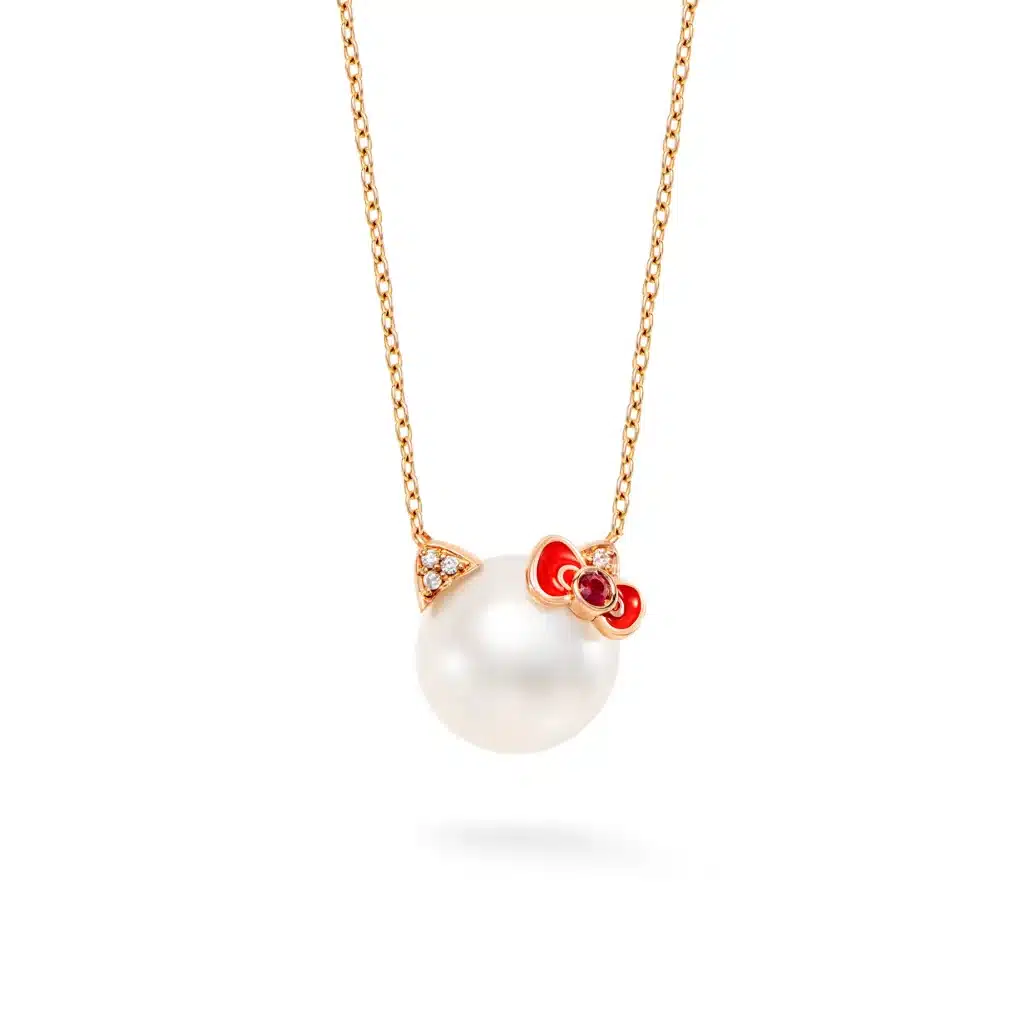 Gargantilha Hello Kitty em ouro rosé com pingente de pérola e pedras rubi e diamantes, em fundo branco