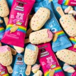 Sorvetes e biscoitos Ursinhos Carinhosos da Cacau Show em embalagens coloridas e formatos de ursinhos e picolés