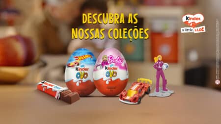 Kinder Ovo Barbie e Hot Wheels em edição especial Kinder Ovo em edição especial com miniaturas da Barbie e Hot Wheels, com ovos coloridos e carrinho na mesa.