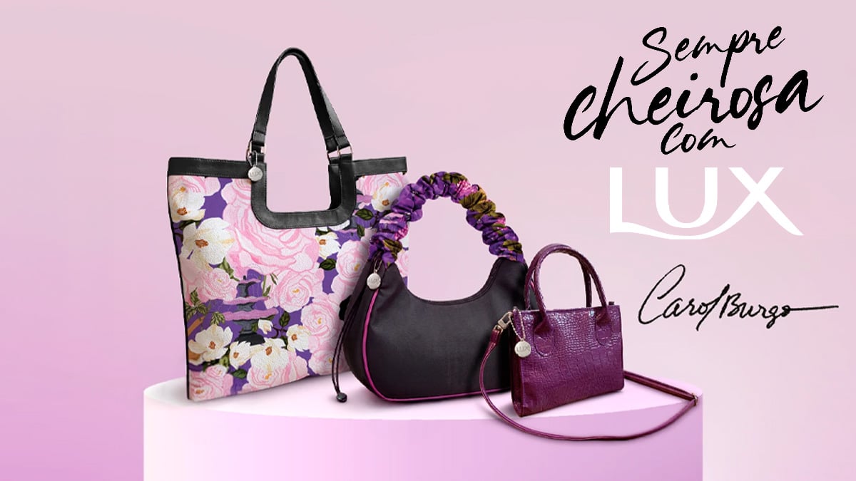 Bolsas exclusivas da coleção Sempre Cheirosa com Carol Burgo sobre fundo rosa