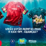 Camisetas oversized da Piticas com Bob Esponja e times da NFL, incluindo Kansas City Chiefs e Philadelphia Eagles, em collage colorida.