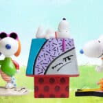 Esculturas do Snoopy e personagens do Peanuts em estilo colorido, com base e relógio, assinadas por Romero Britto.