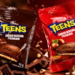 Embalagem do snack Teens Choco Biscuit Recheado 13g nos sabores chocolate e avelã