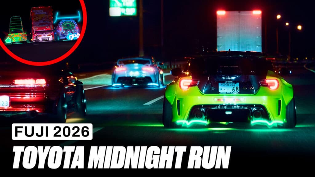 Toyota Midnight Run no Fuji 2026 Carros de corrida com luzes neon na pista em noite, com placas “FUJI 2026” e “TOYOTA MIDNIGHT RUN”.