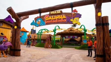 Entrada da Vila da Galinha Pintadinha no Beto Carrero World Entrada da Vila da Galinha Pintadinha no Beto Carrero World, com placa temática e personagens ao fundo