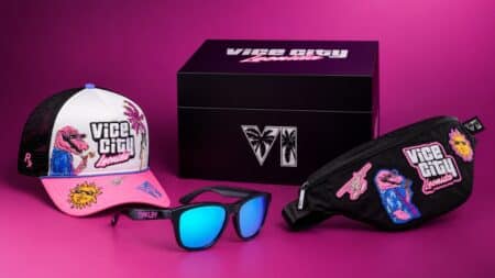 GTA VI Vice City Collection: itens exclusivos com boné e óculos Itens da GTA VI: The Goodtime State – Vice City Collection com boné, óculos e estojo em fundo roxo