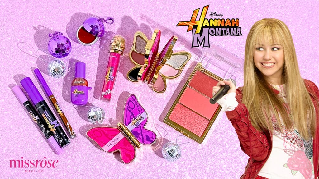 Produtos de maquiagem Hannah Montana da Miss Rôse em fundo rosa, com paleta, gloss e acessórios temáticos.