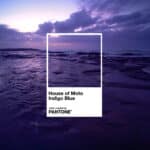 Imagem com fundo de mar e céu ao pôr do sol e cartão ao centro “House of Moto Indigo Blue” e “Color created by Pantone”.