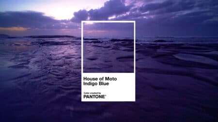 House of Moto Indigo Blue criada pela Pantone Imagem com fundo de mar e céu ao pôr do sol e cartão ao centro “House of Moto Indigo Blue” e “Color created by Pantone”.