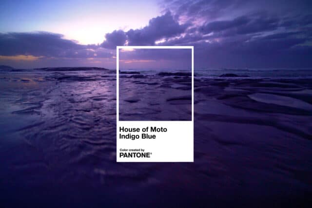 Imagem com fundo de mar e céu ao pôr do sol e cartão ao centro “House of Moto Indigo Blue” e “Color created by Pantone”.