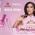 Campanha de esmaltes e acessórios da coleção Impala Boca Rosa em parceria com a Mundial, com mulher ao lado dos produtos