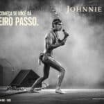 Ney Matogrosso em show no Rock in Rio, em cena para campanha Johnnie Walker, com texto motivacional ao fundo.