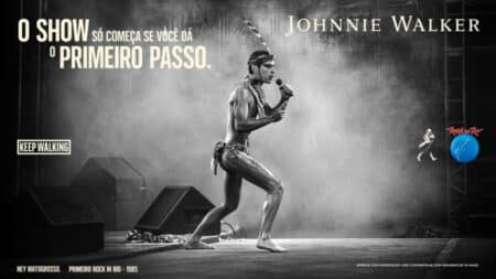 Johnnie Walker e Ney Matogrosso no Rock in Rio Ney Matogrosso em show no Rock in Rio, em cena para campanha Johnnie Walker, com texto motivacional ao fundo.
