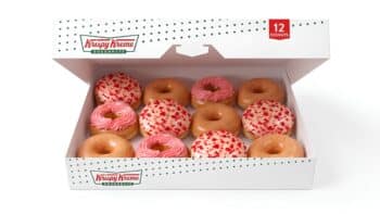 Krispy Kreme Morango Cravejado (12 donuts) Caixa com 12 donuts da Krispy Kreme com cobertura de morango cravejado e creme rosa