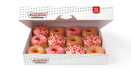 Krispy Kreme Morango Cravejado (12 donuts) Caixa com 12 donuts da Krispy Kreme com cobertura de morango cravejado e creme rosa