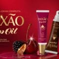 Anúncio da linha Paixão Lip Oil com três fragrâncias e acabamento brilhante, em embalagem e frascos no fundo vermelho