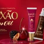Anúncio da linha Paixão Lip Oil com três fragrâncias e acabamento brilhante, em embalagem e frascos no fundo vermelho