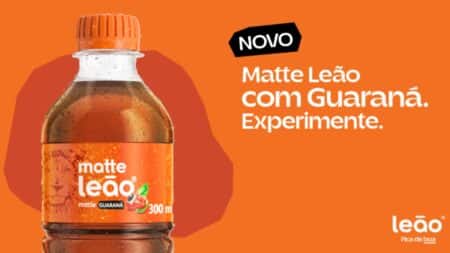 Matte Leão com Guaraná (Novo) — garrafa de 300 ml Garrafa de Matte Leão com Guaraná com rótulo “matte leão” e selo “300 ml”, com mensagem “NOVO” ao fundo.