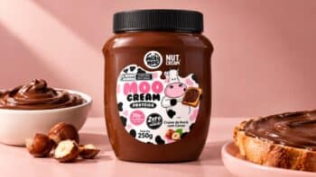 Milky Moo MooCream Proteico: creme de avelã com whey Pote do MooCream Proteico Milky Moo (creme de avelã com cacau e whey protein) com avela e colher ao lado.