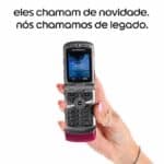 Imagem mostra um celular dobrável Motorola em mão, com tela e texto ao fundo dizendo “eles chamam de novidade”.