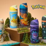 Coleção de garrafas térmicas Owala com estampas de Pokémon, incluindo Pikachu e Charizard, em fundo promocional