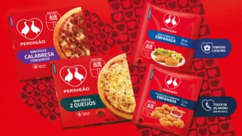 Perdigão Air Fryer: mini pizza e empanada Embalagens da Perdigão para Air Fryer, com mini pizzas e empanada, em fundo vermelho com corações.