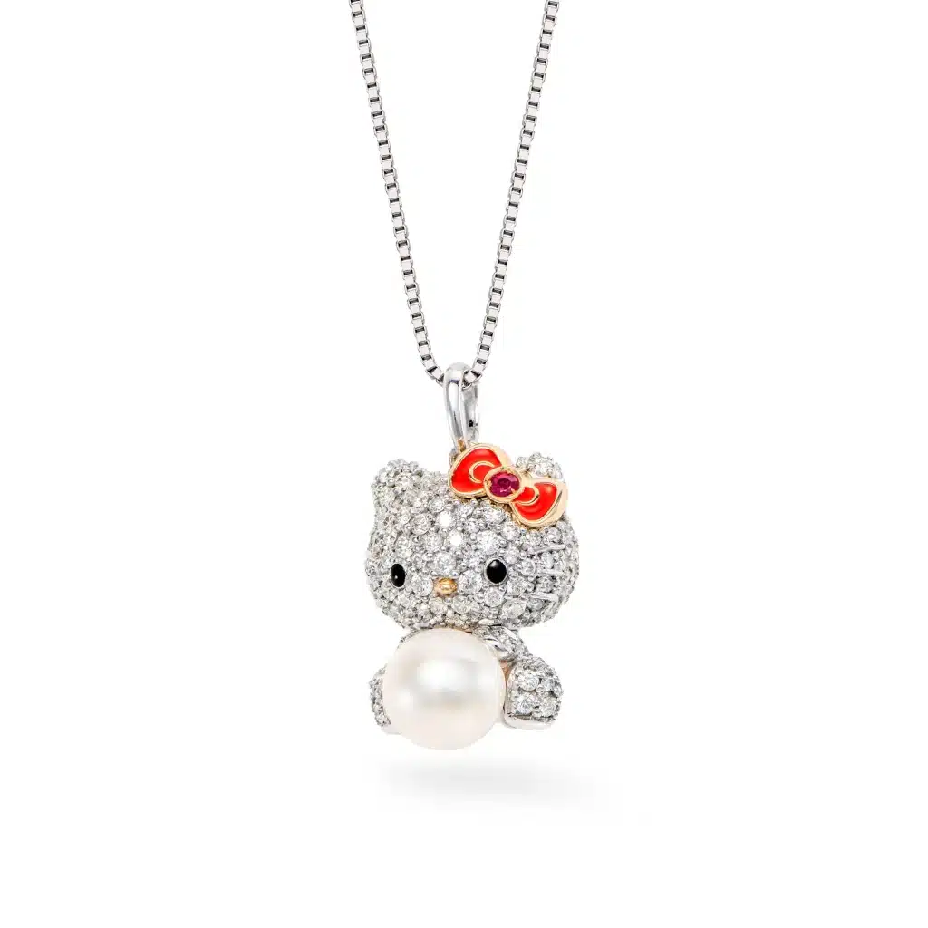 Pingente da Hello Kitty em ouro branco com diamantes, rubi e pérola Akoya, em formato de gatinho sobre corrente