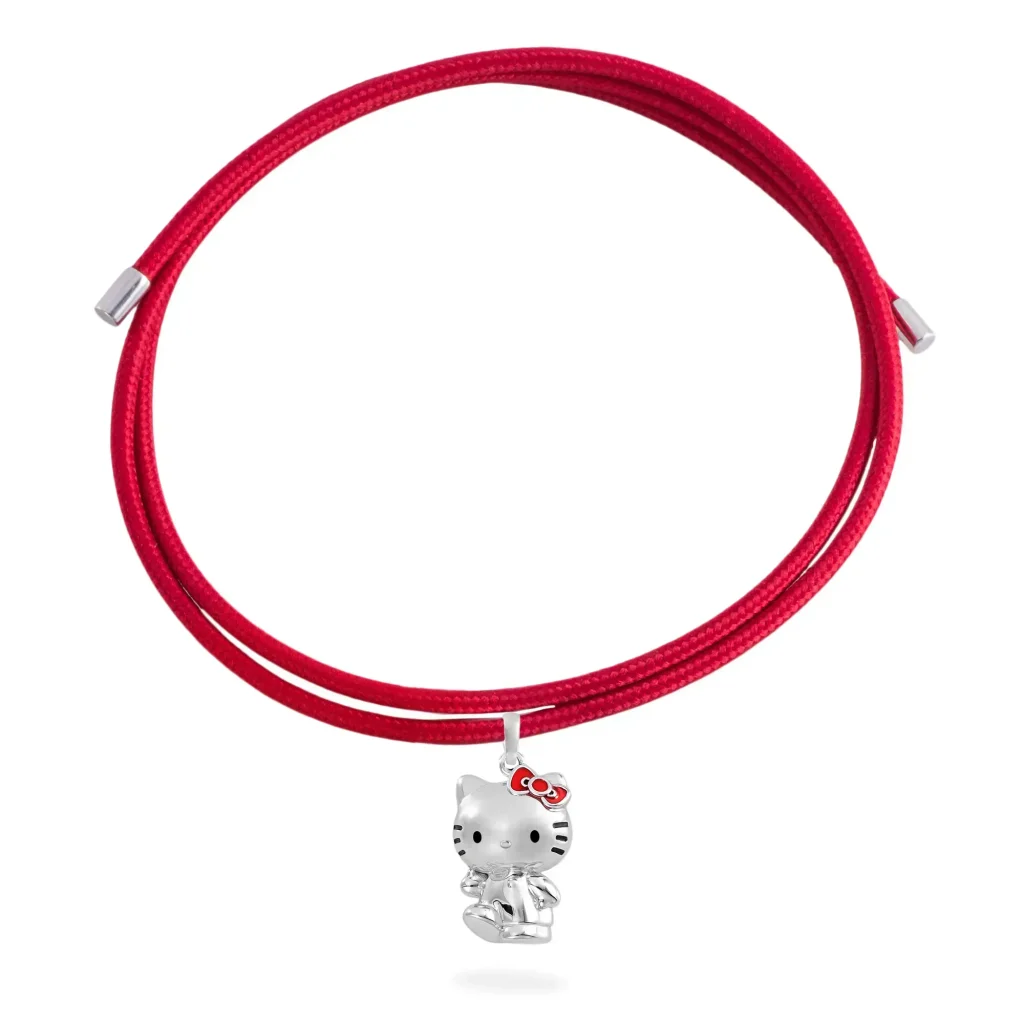 Pingente Hello Kitty em prata com cordão vermelho, peça licenciada da coleção Sanrio