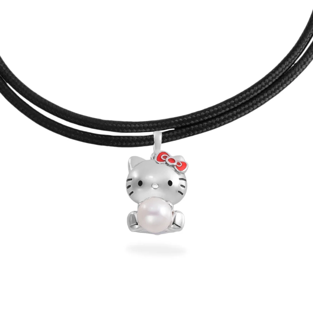Pingente da Hello Kitty em prata com pérola na coleira, em fundo branco