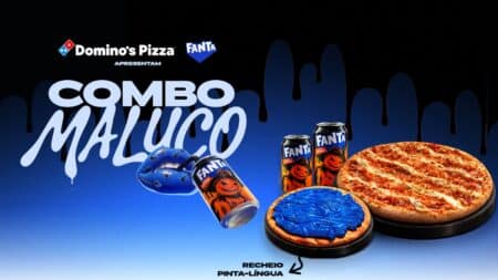 Domino’s Pizza azul no Combo Maluco de Halloween Domino’s Pizza com pizza azul e pizza tradicional ao lado, em anúncio do Combo Maluco para Halloween