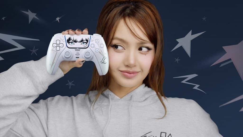 Lisa do BLACKPINK com controle DualSense da PlayStation Lisa do BLACKPINK segura um controle DualSense da PlayStation em fundo azul com estrelas e formas