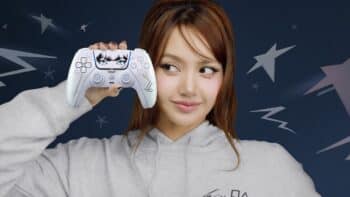 Lisa do BLACKPINK com controle DualSense da PlayStation Lisa do BLACKPINK segura um controle DualSense da PlayStation em fundo azul com estrelas e formas