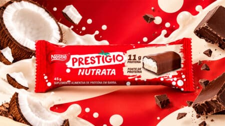 Embalagem da barra proteica Prestígio Nutrata Nestlé, 11g de proteína, com chocolate e coco ralado, sobre fundo vermelho