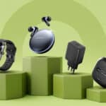 Acessórios tecnológicos Oraimo sobre suportes verdes: smartwatch, fones sem fio e carregadores