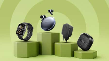 Produtos Oraimo no Brasil: smartwatch, fones e carregadores Acessórios tecnológicos Oraimo sobre suportes verdes: smartwatch, fones sem fio e carregadores