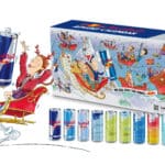 Imagem do calendário do advento Red Bull com caixa, ilustrações festivas e 24 latas variadas