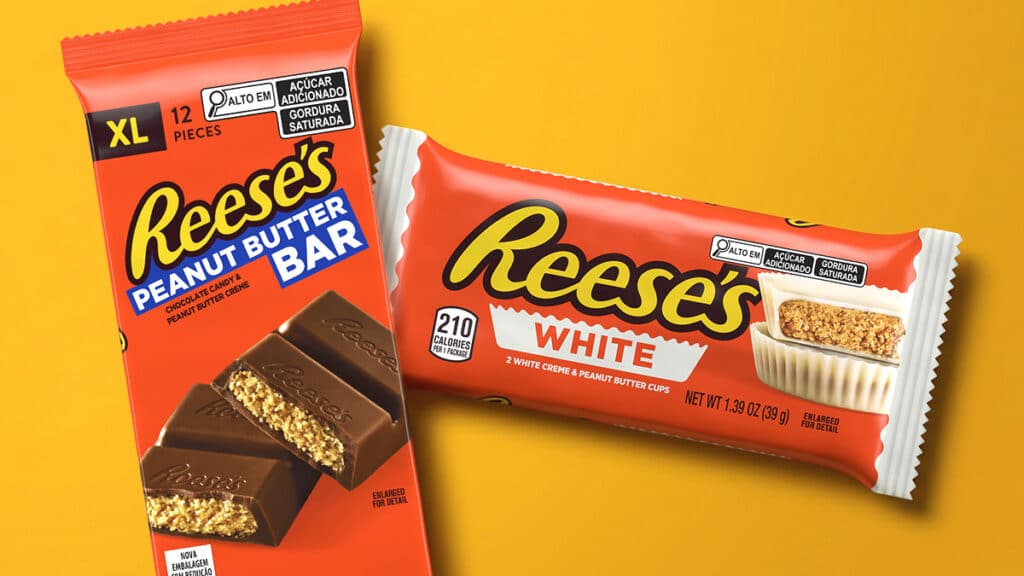 Embalagens de Reese's Peanut Butter Bar e Reese's White com chocolate e pasta de amendoim.