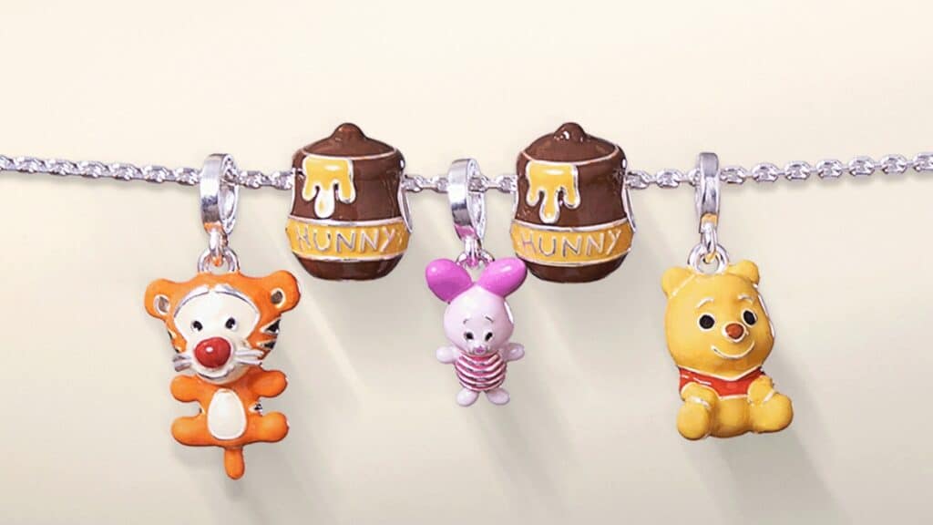 Rommanel Disney: pulseiras com pingentes Mickey e Pooh Pulseiras Rommanel com pingentes Disney de Tigrinho, Ursinho Pooh e Mickey, em fundo claro