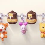 Pulseiras Rommanel com pingentes Disney de Tigrinho, Ursinho Pooh e Mickey, em fundo claro