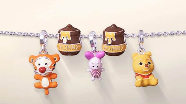 Pulseiras Rommanel com pingentes Disney de Tigrinho, Ursinho Pooh e Mickey, em fundo claro