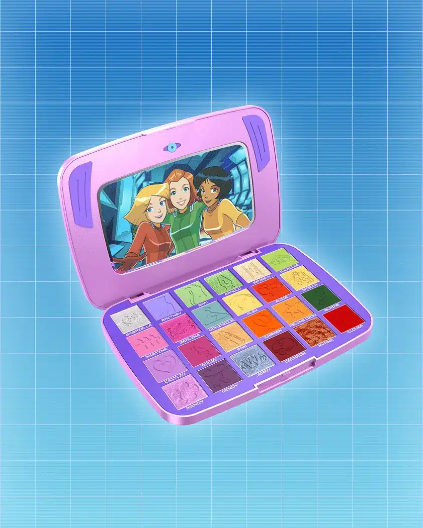 Paleta de maquiagem rosa da linha Três Espiãs Demais, com sombras coloridas e janela mostrando personagens do desenho.