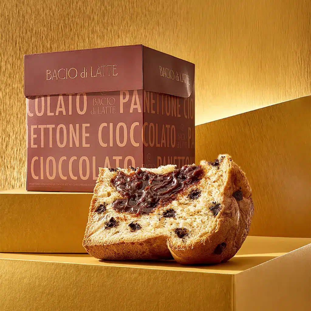 Panettone Bacio di Latte com pedaços de chocolate, em foto promocional sobre novos sabores de Natal 2026.