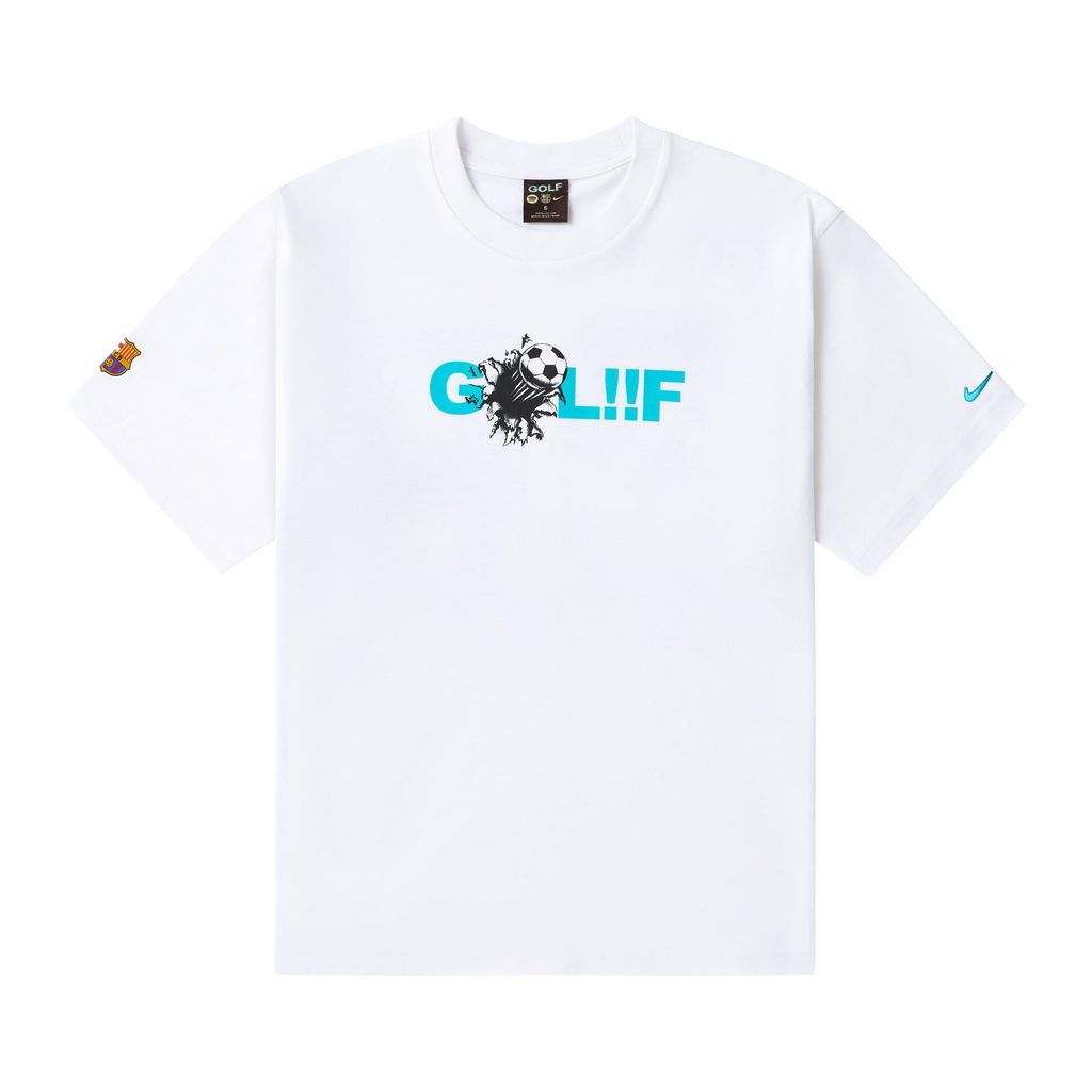Camisa branca com patch do Barcelona e estampa central “GOLF…W!!! F” com tema de futebol e ilustração preta
