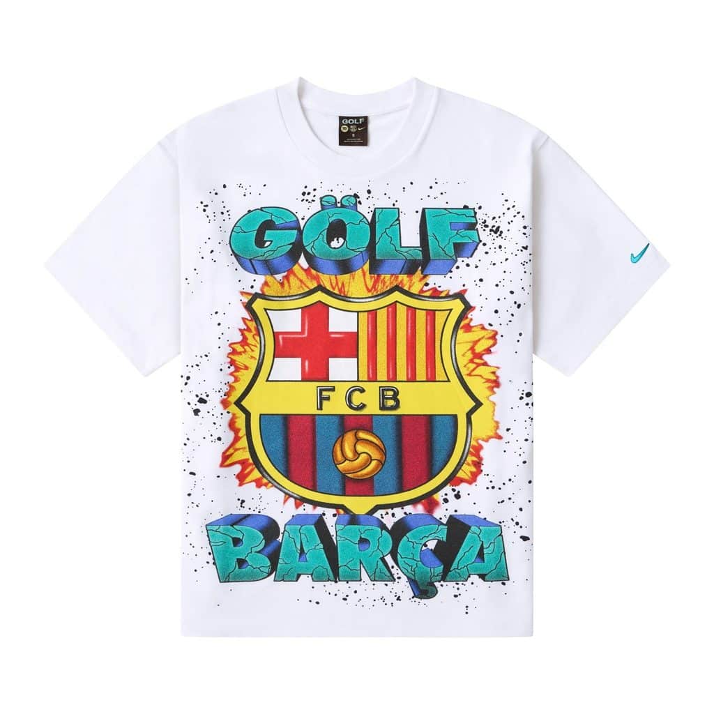 Camiseta branca com estampa colorida do Barcelona e logo Golf, com detalhes tipo texto gráfico "GOLF" e "FCB".