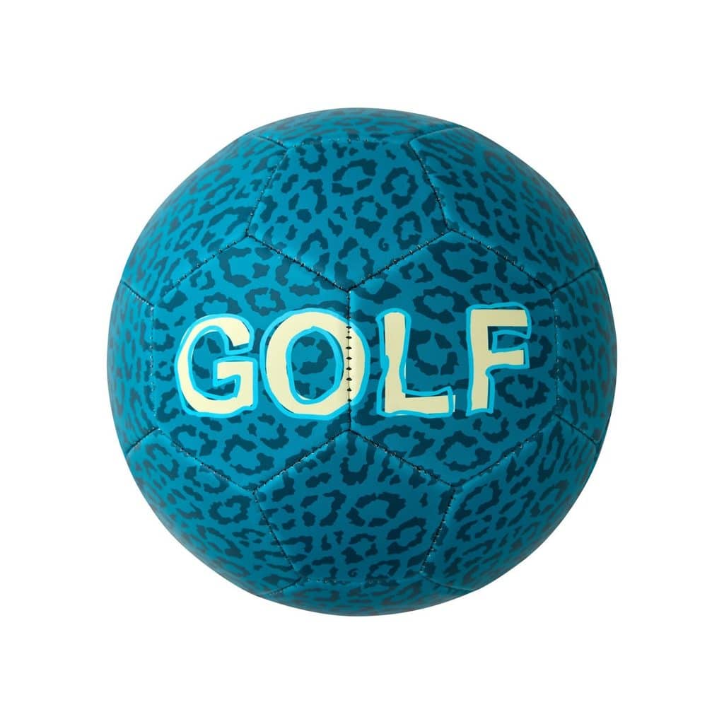Bola de futebol azul com estampa de leopardo e as letras “GOLF” na superfície