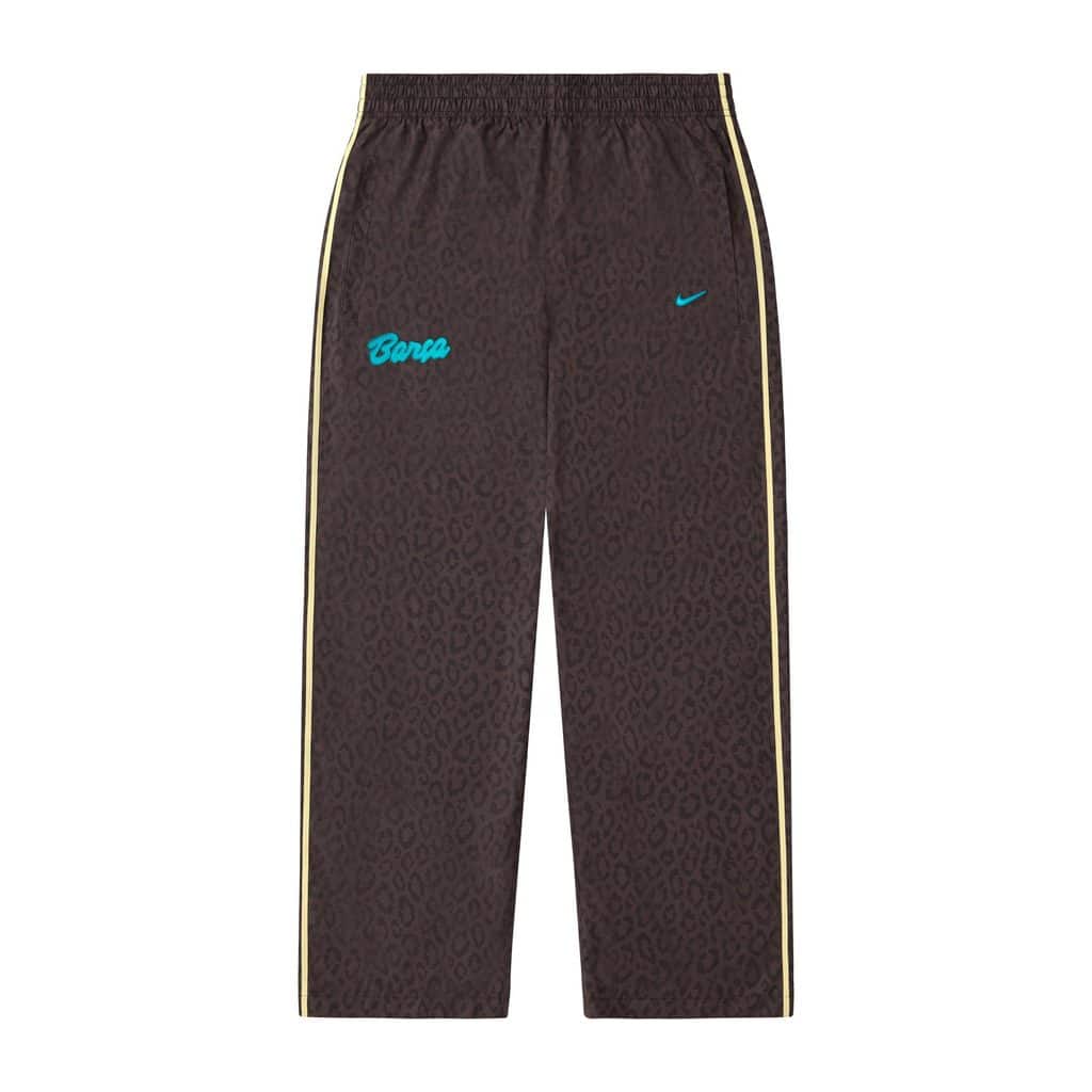 Calça preta do Barcelona com faixa amarela e detalhe “Barca” em azul, mostrando logo Nike na perna direita