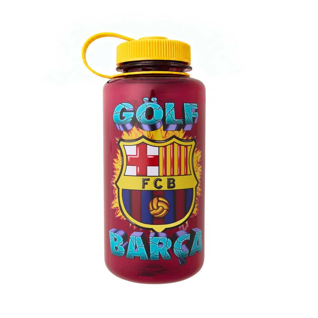 Garrafa de bebida roxa com tampo amarelo e estampa do Barcelona, com a palavra “GOLFWANG” em destaque.