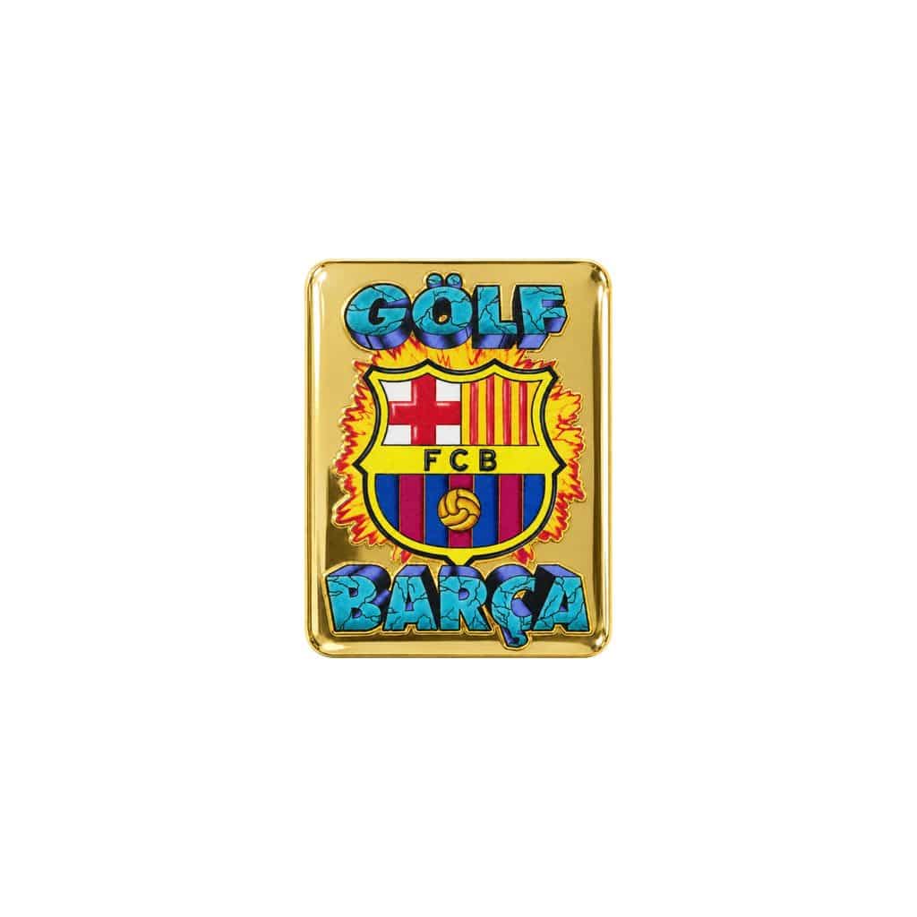 Pingente quadrado dourado com o escudo do Barcelona e o texto “GOLF” e “BARÇA” na arte