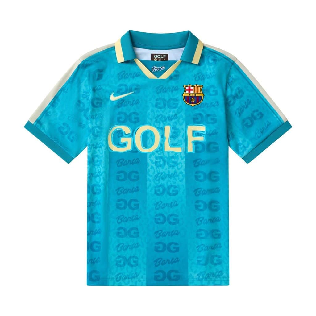 Camisa azul do Barcelona com logo Golf, textura B/6G e escudo do clube, em fundo branco